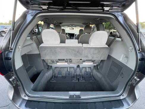 Used 2015 Toyota Sienna LE image 24