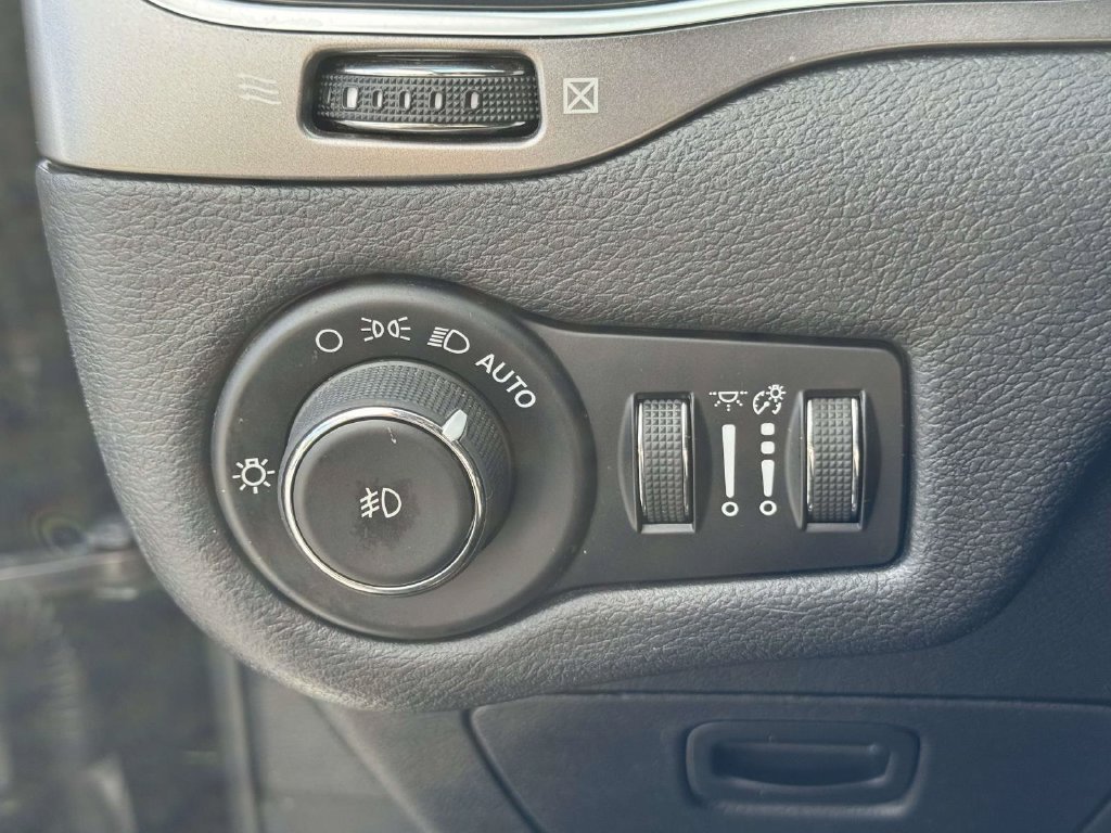 Used 2020 Jeep Cherokee Latitude Plus w/ Cold Weather Group AWD/4WD image 30