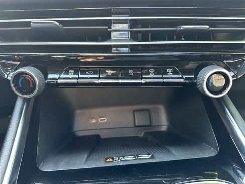 Used 2025 Chevrolet Traverse RS image 30