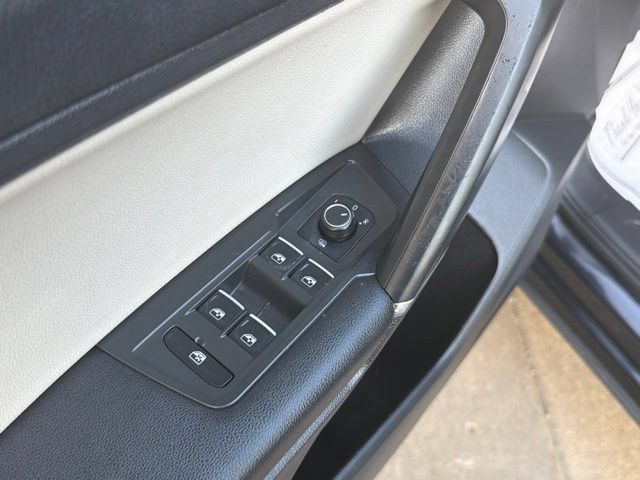 Used 2020 Volkswagen Tiguan SE w/ Panoramic Sunroof Package AWD/4WD image 19