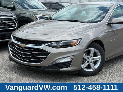 Used 2025 Chevrolet Malibu LT FWD image 2