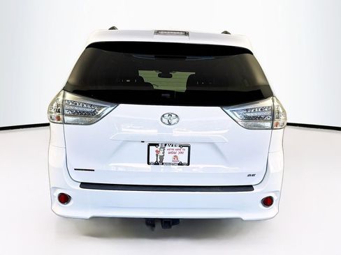 Used 2018 Toyota Sienna SE w/ SE Preferred Package image 8