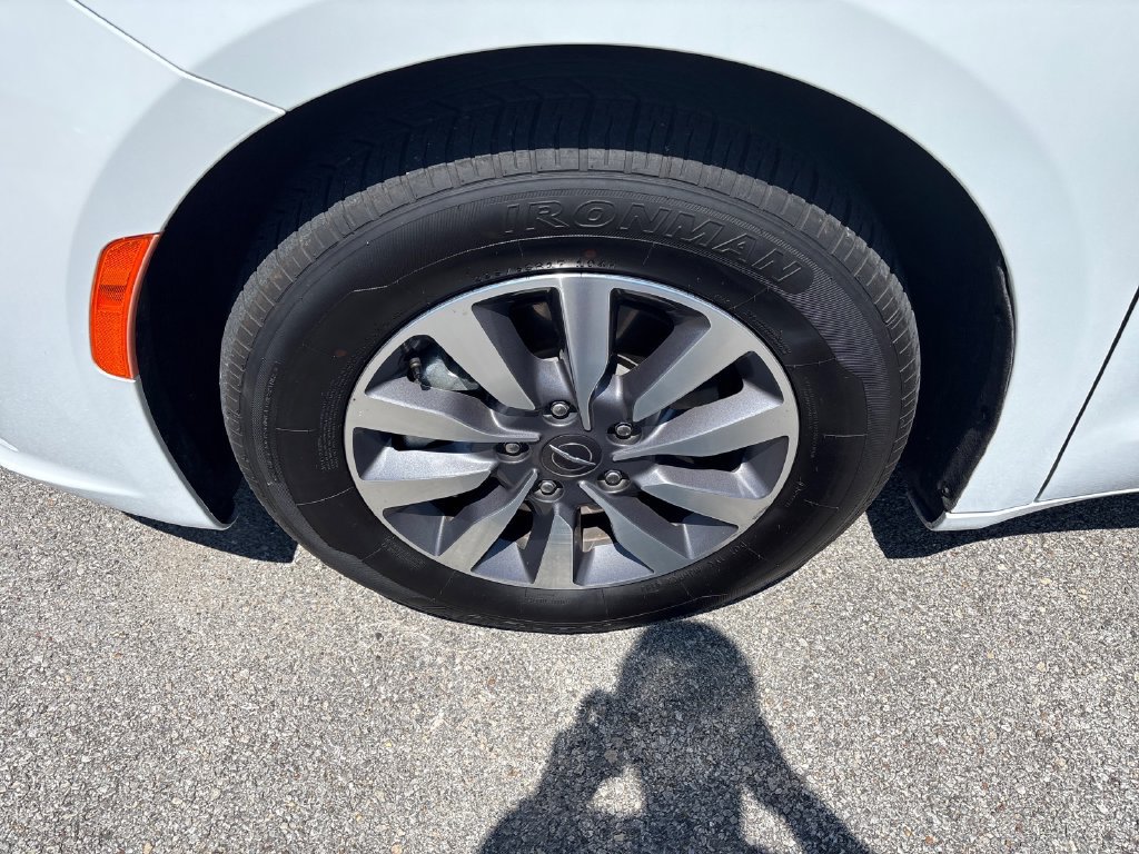 Used 2023 Chrysler Pacifica Touring-L FWD image 9