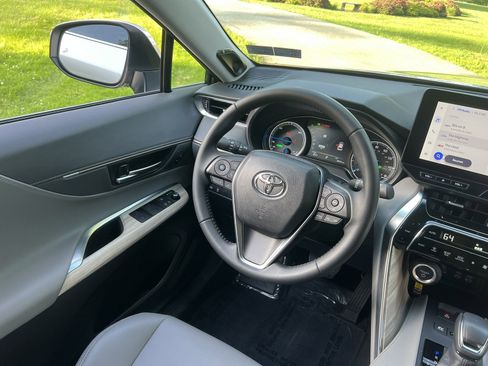 Used 2024 Toyota Venza XLE AWD/4WD image 13