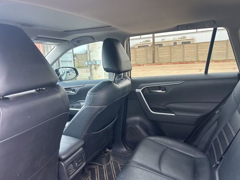 Used 2021 Toyota RAV4 XLE Premium image 9