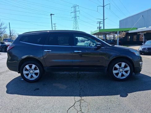 Used 2017 Chevrolet Traverse LT w/ Style and Technology Package FWD image 4