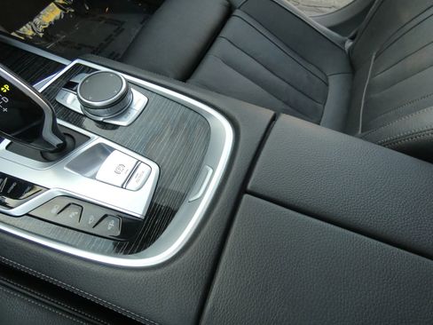 Used 2022 BMW 745e xDrive image 64