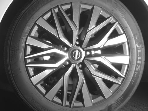 Used 2025 Nissan Altima 2.5 SV FWD image 9