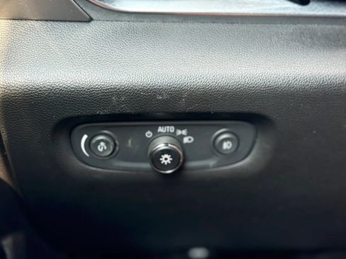 Used 2020 Chevrolet Traverse LT FWD image 28