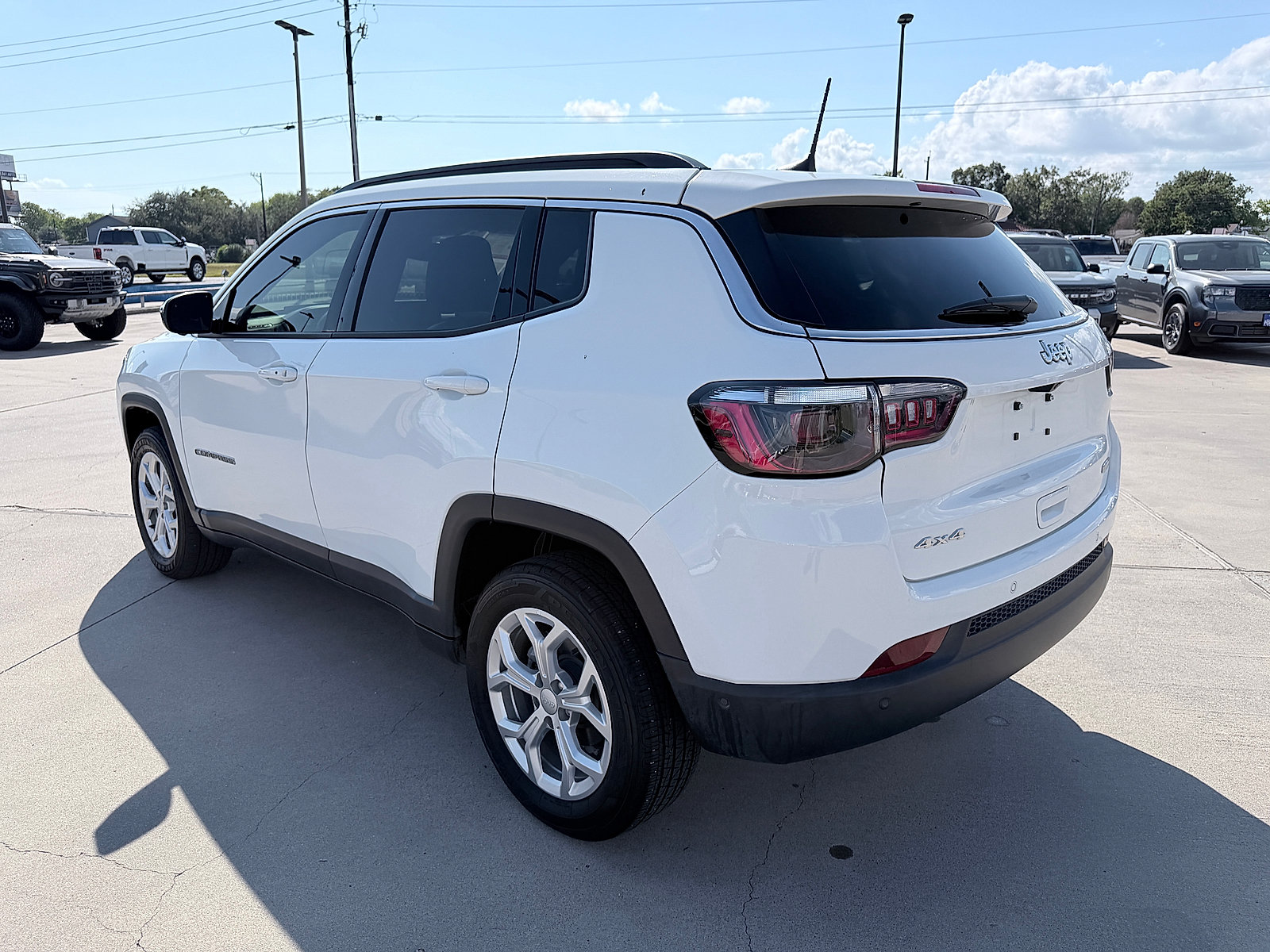 Used 2024 Jeep Compass Latitude w/ Convenience Group AWD/4WD image 5