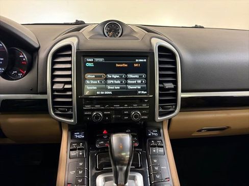 Used 2016 Porsche Cayenne w/ Premium Package image 21
