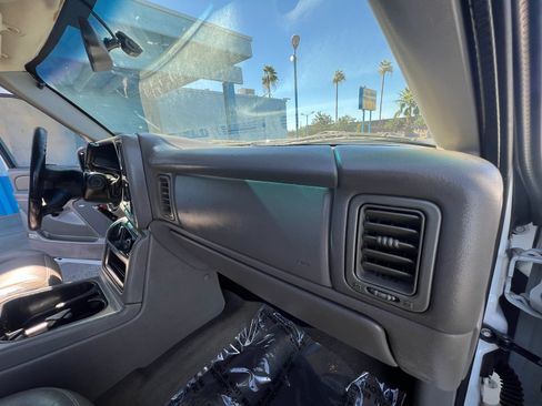 Used 2005 Chevrolet Silverado 2500 LT w/ Heavy-Duty Power Package RWD image 16