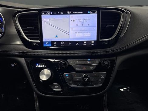 Used 2025 Chrysler Pacifica Limited image 9