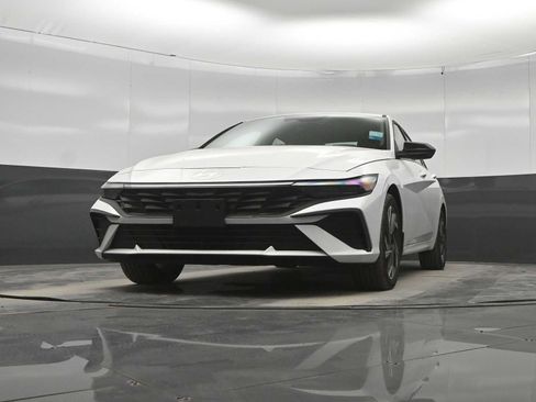 Used 2025 Hyundai Elantra SEL FWD image 32