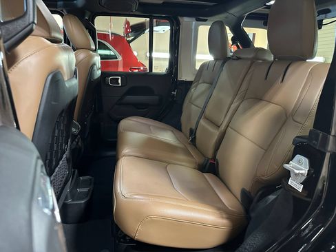 Used 2023 Jeep Wrangler Unlimited Rubicon 4xe w/ Cold Weather Group AWD/4WD image 17
