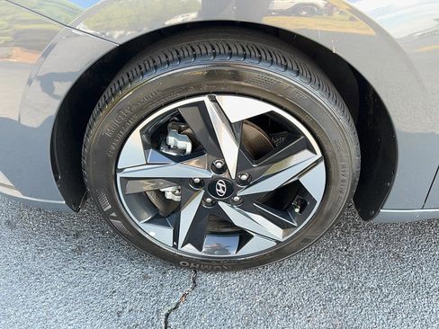 Used 2023 Hyundai Elantra SEL w/ Convenience Package image 9