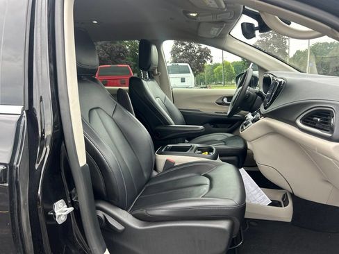 Used 2024 Chrysler Pacifica Limited FWD image 8