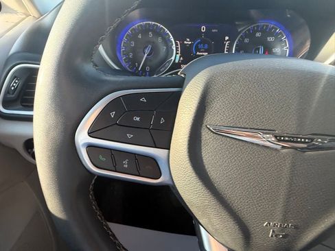 Used 2023 Chrysler Pacifica Touring-L FWD image 23