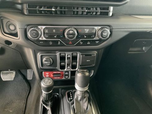 Used 2025 Jeep Wrangler Unlimited Rubicon AWD/4WD image 18