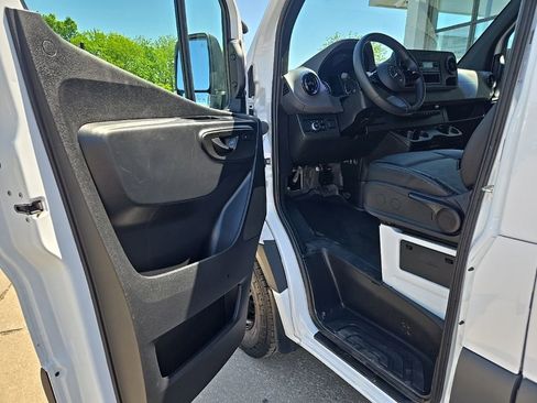 Used 2025 Mercedes-Benz Sprinter 2500 image 27