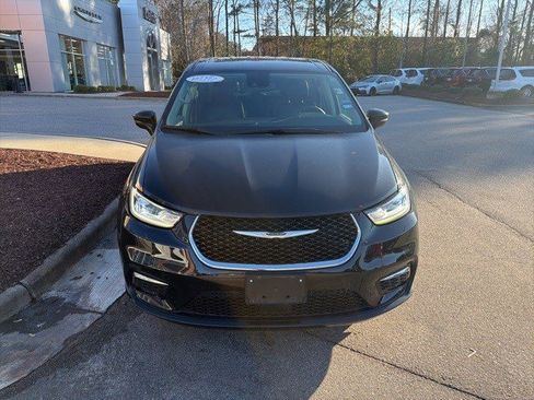 Used 2024 Chrysler Pacifica Touring-L image 9