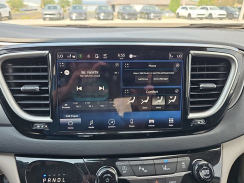 Used 2023 Chrysler Pacifica Touring-L FWD image 10