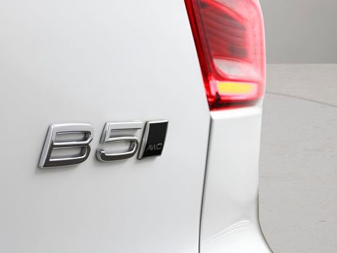 Certified 2025 Volvo XC40 B5 Ultra AWD/4WD image 34