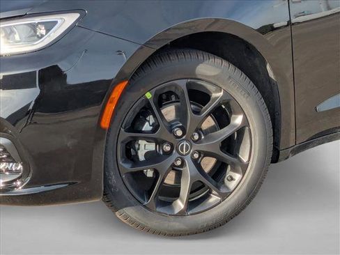 New 2026 Chrysler Pacifica Limited image 10