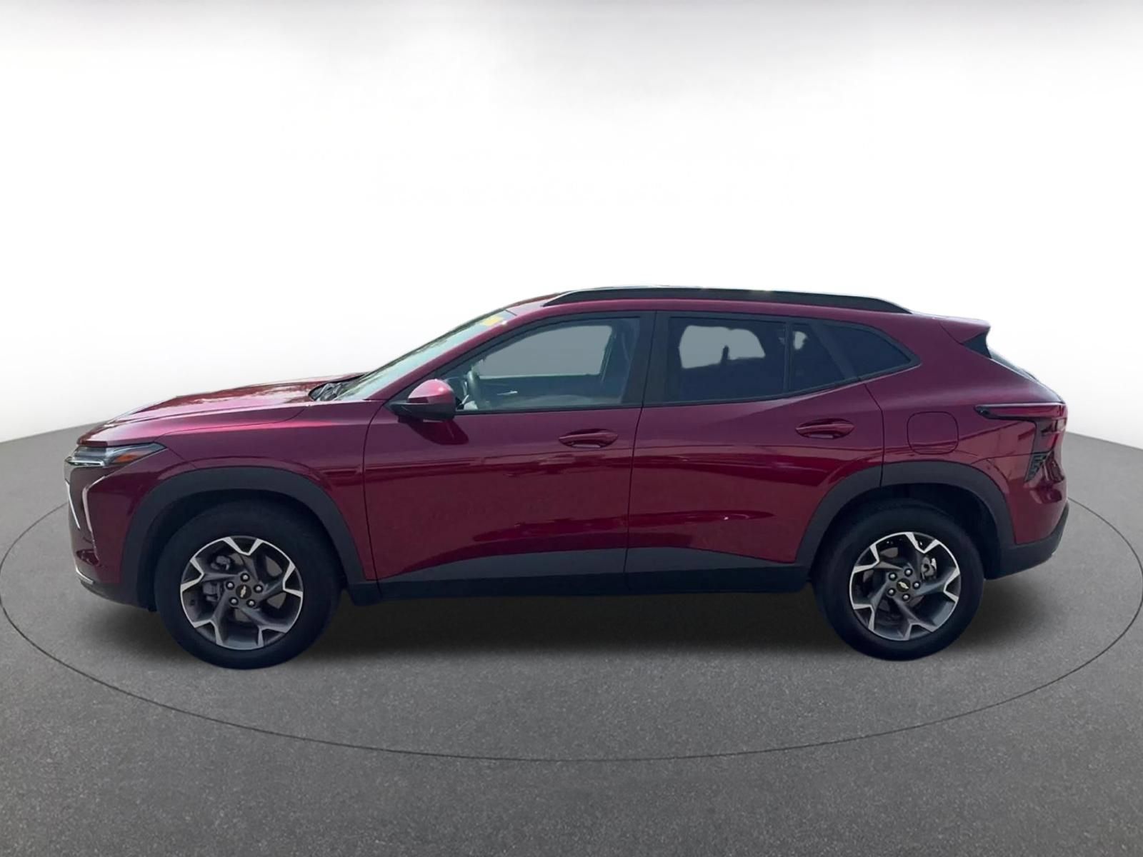 Used 2025 Chevrolet Trax LT FWD image 7