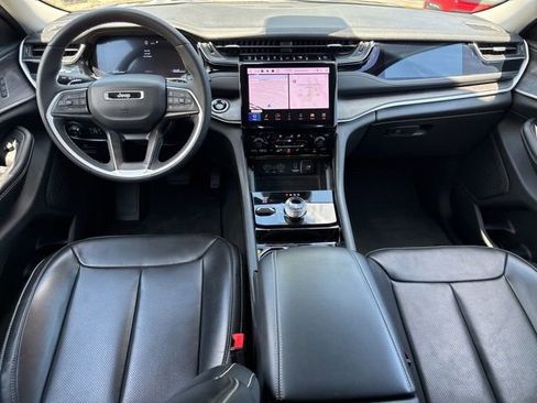 Used 2023 Jeep Grand Cherokee Limited w/ Luxury Tech Group II AWD/4WD image 4