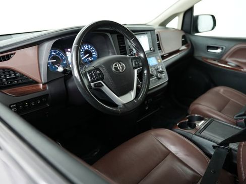 Used 2018 Toyota Sienna Limited Premium image 6