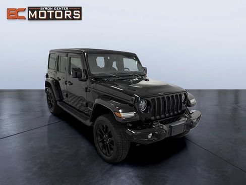 Used 2022 Jeep Wrangler Unlimited Sahara AWD/4WD image 7