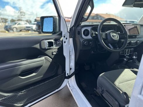 Used 2025 Jeep Gladiator Sport image 13