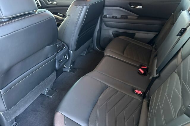 Used 2023 Nissan Pathfinder Platinum w/ Cargo Package AWD/4WD image 12