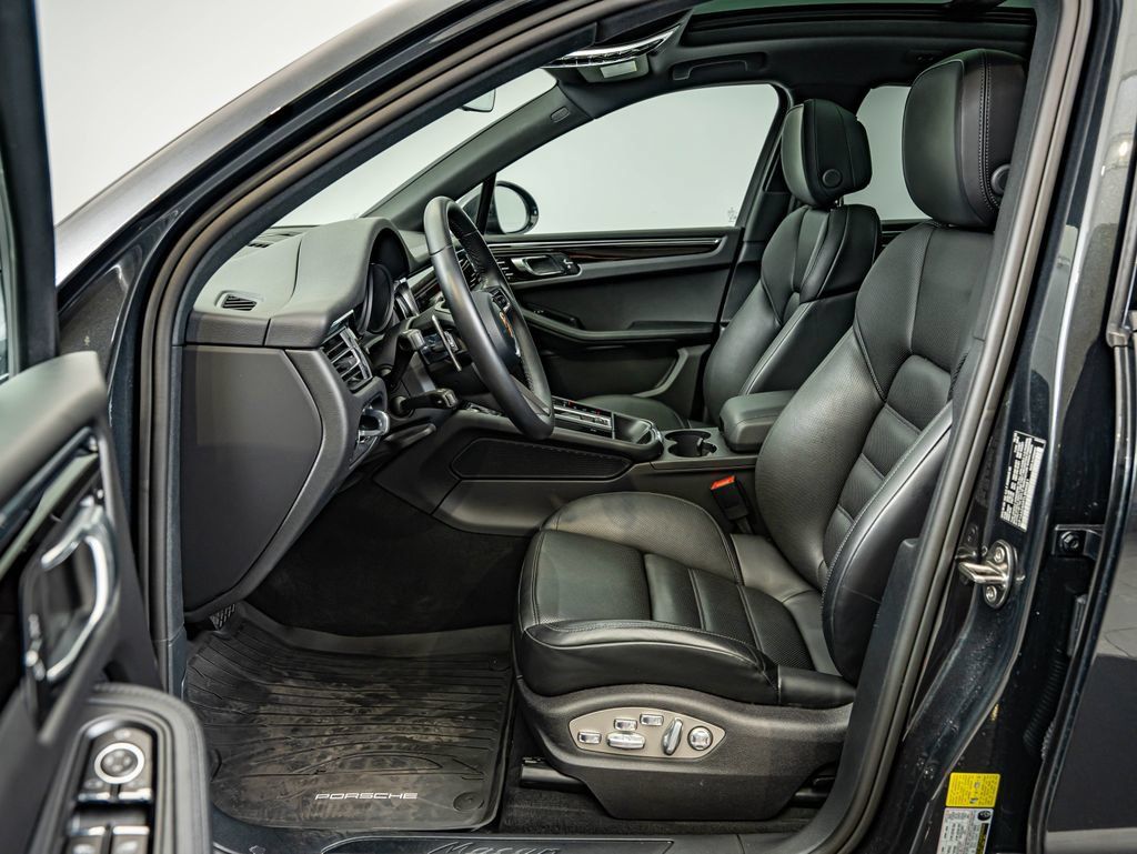 Certified 2026 Porsche Macan AWD/4WD image 5