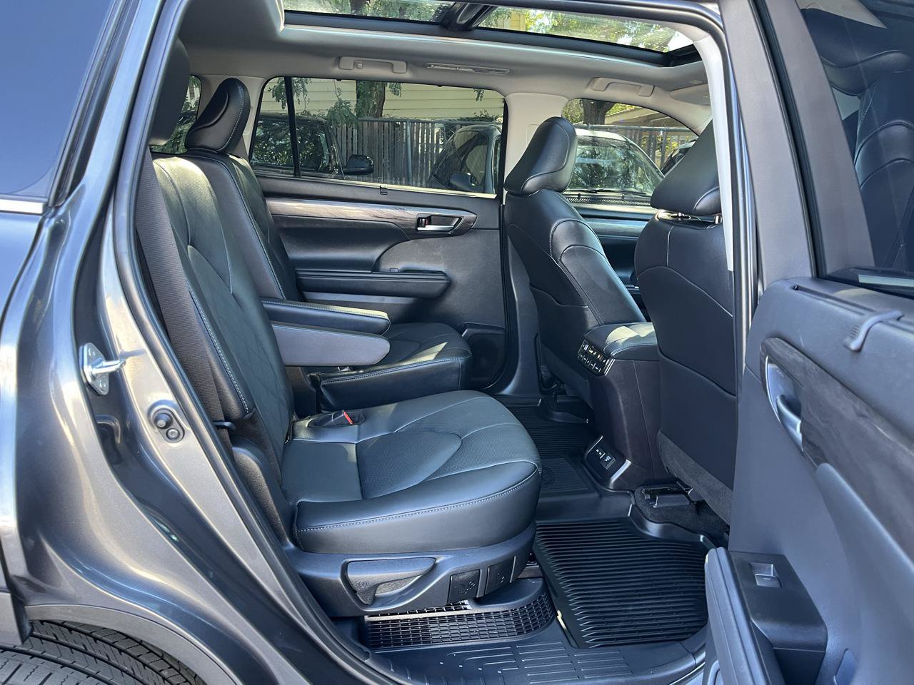 Used 2025 Toyota Highlander Platinum AWD/4WD image 22