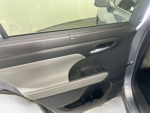 Used 2024 Toyota Highlander XLE image 27
