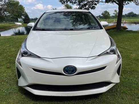 Used 2017 Toyota Prius Two FWD image 2