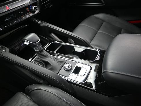 Used 2024 Kia Telluride SX w/ Towing Package FWD image 16