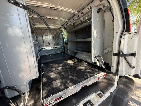 Used 2015 Chevrolet Express 2500 RWD image 18