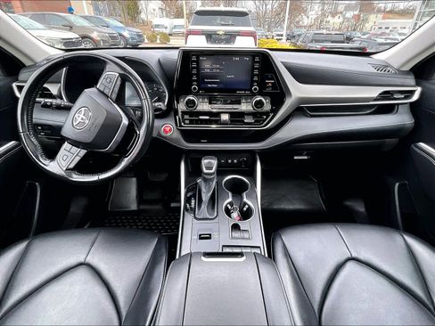 Used 2021 Toyota Highlander XLE image 22