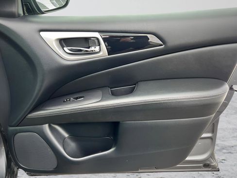Used 2019 Nissan Pathfinder S image 31