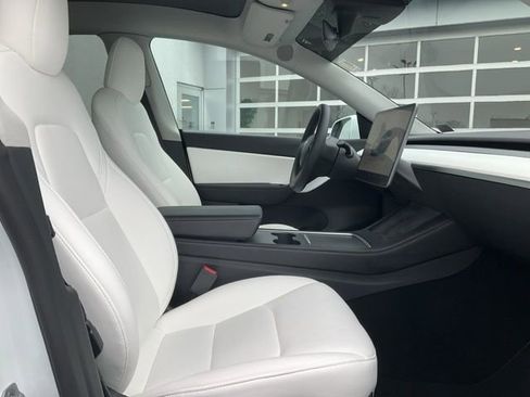 Used 2022 Tesla Model Y Performance image 18