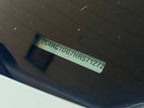 Used 2017 Chrysler Pacifica Touring FWD image 28
