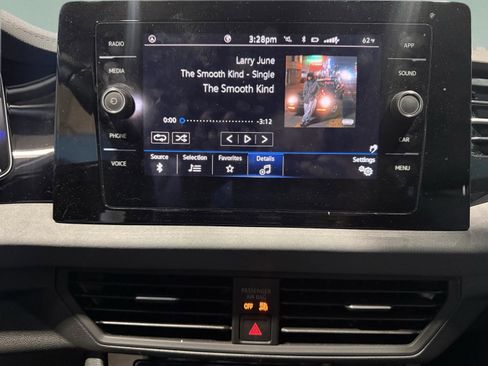 Used 2025 Volkswagen Jetta SE image 17