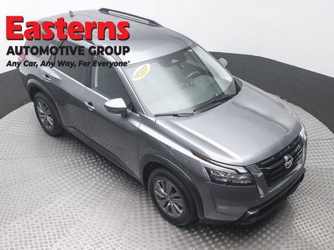 Used 2024 Nissan Pathfinder SV image 3