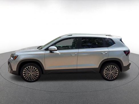 Used 2025 Volkswagen Taos SE FWD image 9