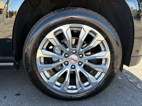 Used 2024 GMC Yukon XL Denali w/ Denali Reserve Package AWD/4WD image 3