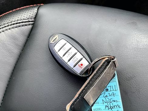 Used 2024 Nissan Altima 2.5 SR FWD image 14