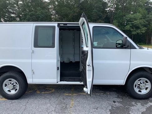 Used 2011 Chevrolet Express 2500 RWD image 12